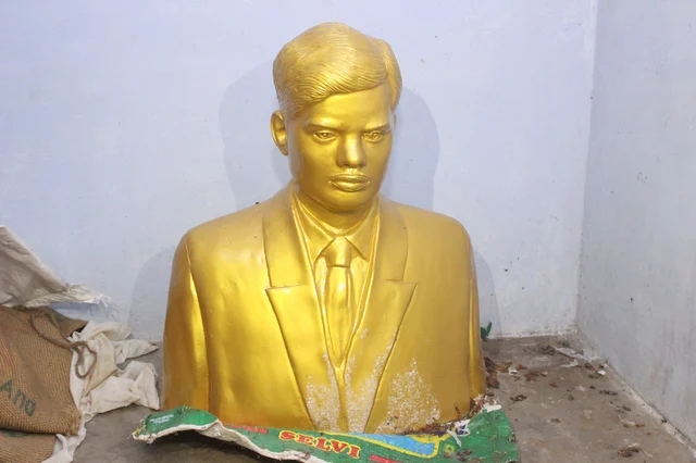 வீரப்பன் வெண்கல சிலை.