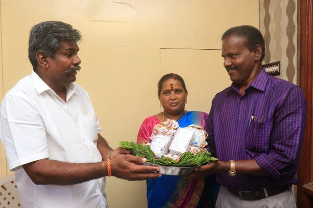 விதைபந்தை தாம்பூலமாக வழங்கிய ராமநாதன் தம்பதி.