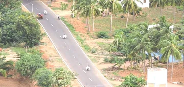 சாராயம் கடத்திச் செல்லும் கும்பல்