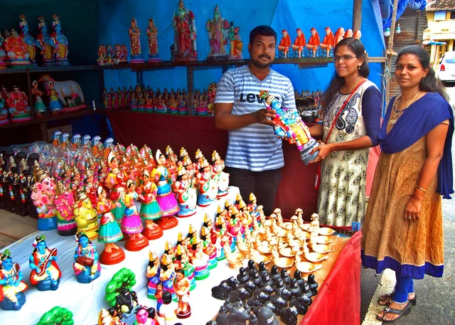 கொலு பொம்மைகளை வாங்கும் பெண்கள்