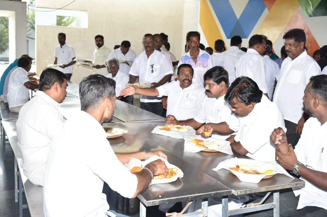 உணவு உண்ணும் ஆதரவாளர்கள்..