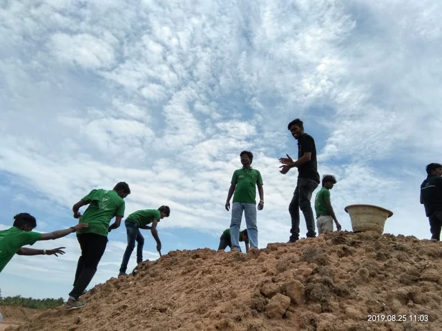 ஏரி தூர் வாரும் பணியில்