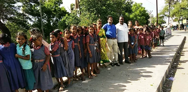 மலர்த்தூவி காவிரி நீரை வரவேற்ற மாணவர்கள்