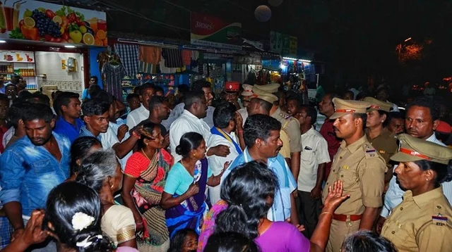 காவல் துறையினருடன் வாக்குவாதம்