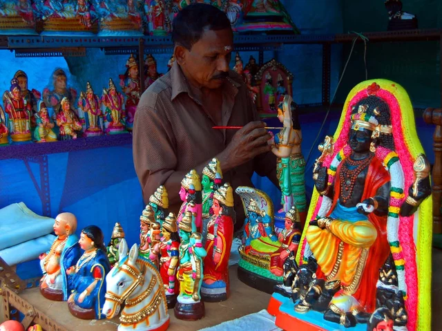 கொலு பொம்மைகளுக்கு வர்ணம் தீட்டும் தொழிலாளி