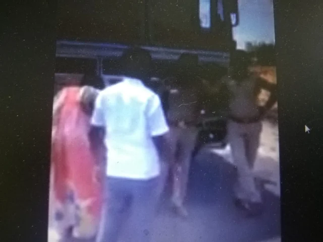 மிரட்டி எழுதி வாங்கும் காவல்துறையினர்