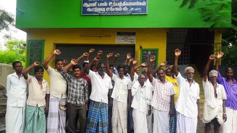 போராட்டம் நடத்திய பால் முகவர்கள்.