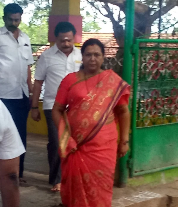 யாகத்தை முடித்து வெளியே வந்த பிரேமலதா