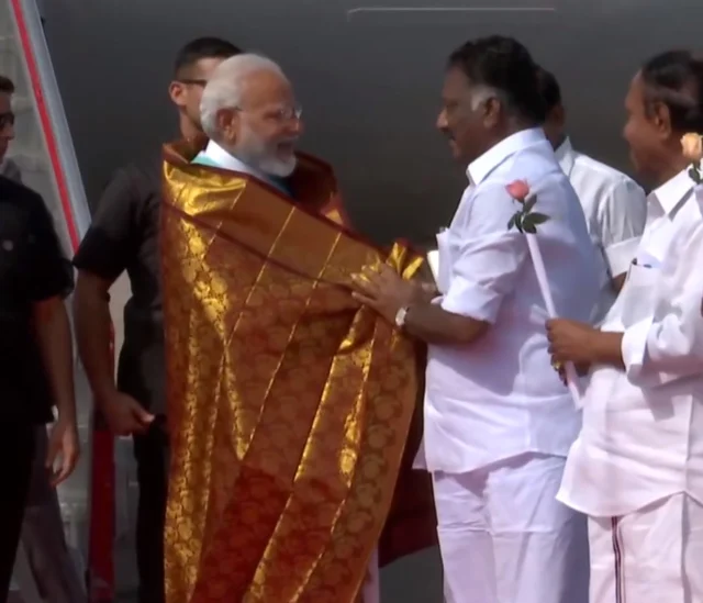 மோடியை வரவேற்கும் ஓ.பி.எஸ்.