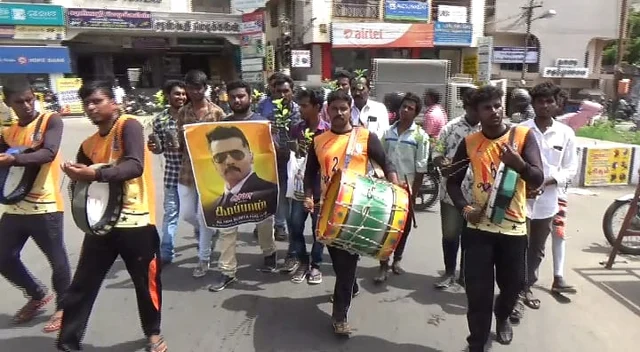 டிரம்ஸ் அடித்து கொண்டாட்டம்