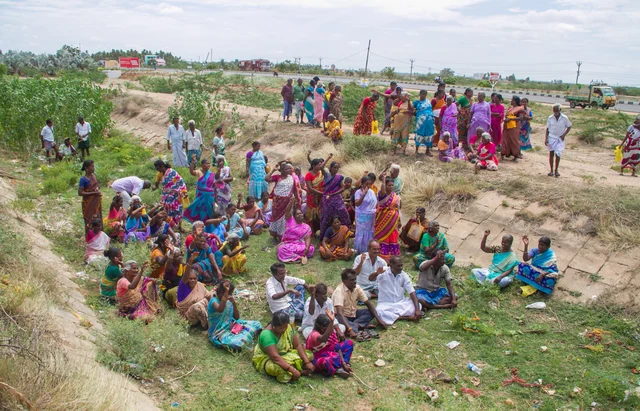 போராடும் விவசாயிகள்