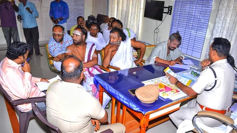 தீட்சிதர்களிடம் போலீஸார் விசாரணை