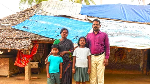 குடும்பத்துடன் எழுத்தாளர் துரை குணா