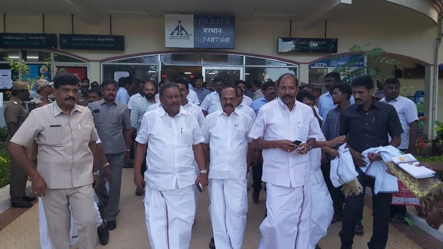 விமான நிலையத்தில் அமைச்சர்கள்