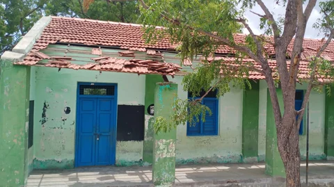மழையில் சேதமடைந்த எருமைக்குளம் ஆரம்பப்பள்ளி