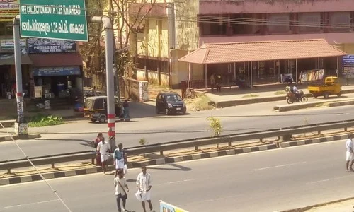 ஆபத்தான வகையில் சாலையைக் கடக்கும் மக்கள்