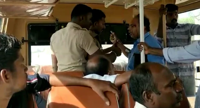 போலீஸார்- கண்டக்டர் வாக்குவாதம்