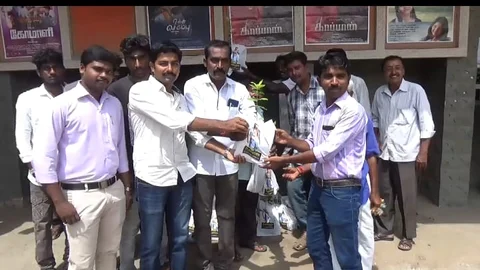 மரக்கன்றுகள் வழங்கும் சூர்யா ரசிகர்கள்