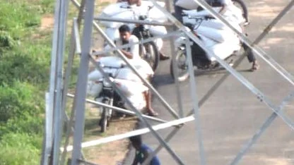 ரேஷன் அரிசி மற்றும் சாராயம் கடத்திச் செல்லும் கும்பல்