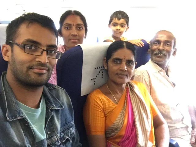 குடும்பத்தினருடன் ரகு