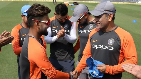 Pant, Dhoni