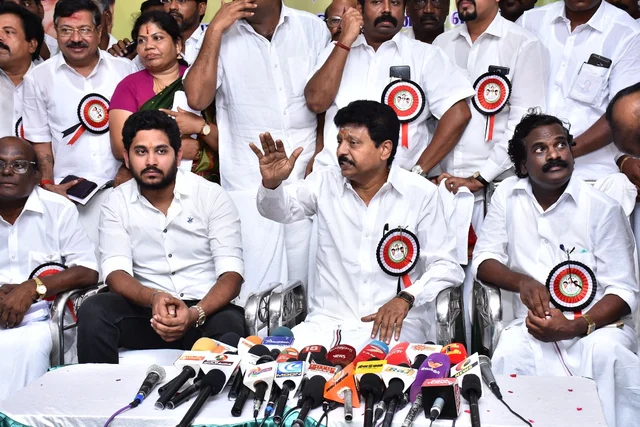 பேட்டியின் போது திவாகரன்