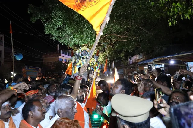 ஊர்வலத்தை தொடங்கி வைக்கும் ரவீந்திரநாத்குமார்