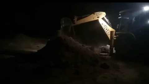 இரவோடு இரவாக தூர்வாரப்பட்டபோது...