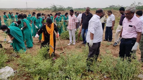 நதியைச் சுத்தப்படுத்தும் மாவட்ட ஆட்சியர் ஷில்பா