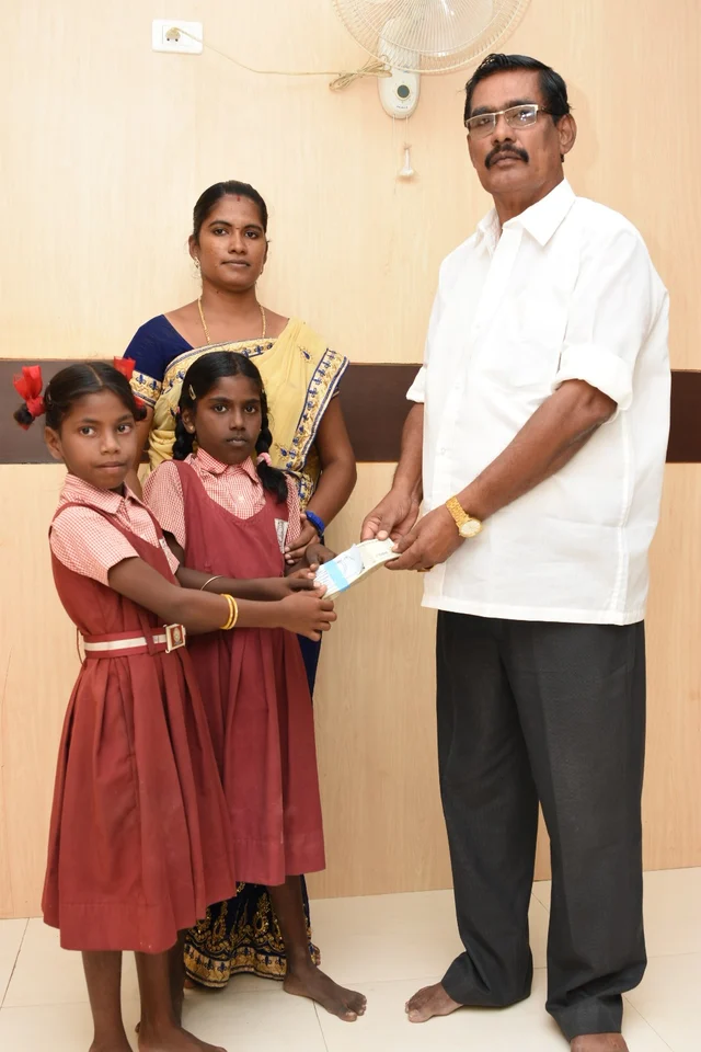 பணத்தை ஒப்படைக்கும் மாணவிகள்