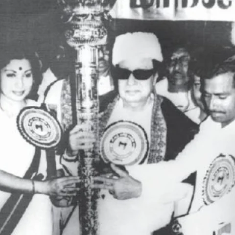எம்.ஜி.ஆருக்கு செங்கோல் வழங்கும் ஜெயலலிதா...