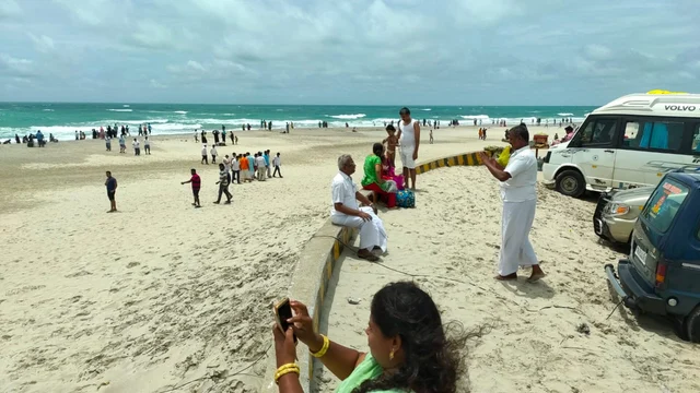 அரிச்சல்முனையில் சுற்றுலா பயணிகள்