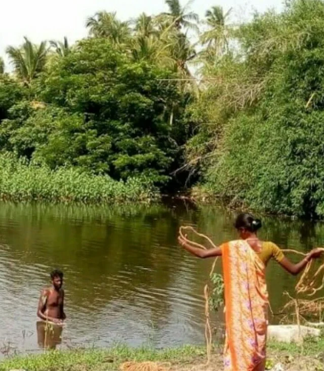 குளத்தை சுத்தம் செய்யும் தந்தை
