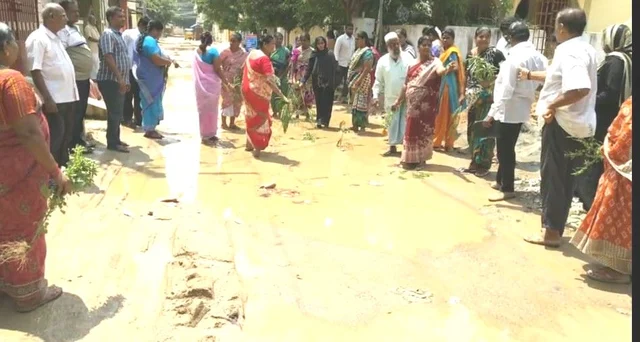 குண்டும் குழியுமாக மாறிய சாலை