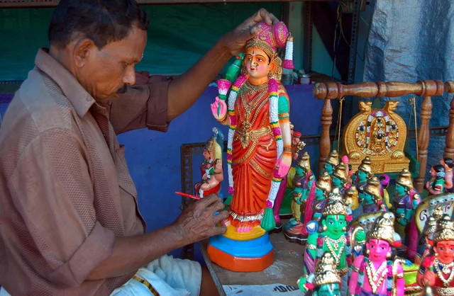 கொலு பொம்மைகளுக்கு வர்ணம் தீட்டும் தொழிலாளி