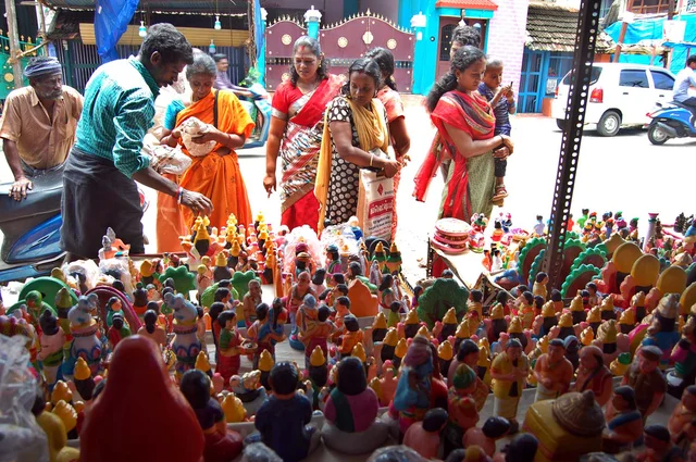 கொலு பொம்மைகளை வாங்கும் பெண்கள்