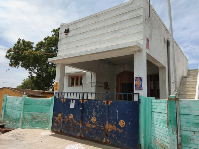 தற்காலிக பள்ளி இயங்கிவரும் வீடு