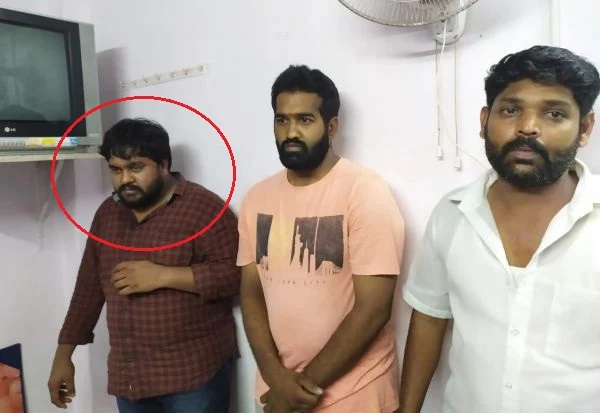 தமிழ்ச்செல்வன், வட்டமிட்டு காட்டப்பட்டு இருப்பவர்.