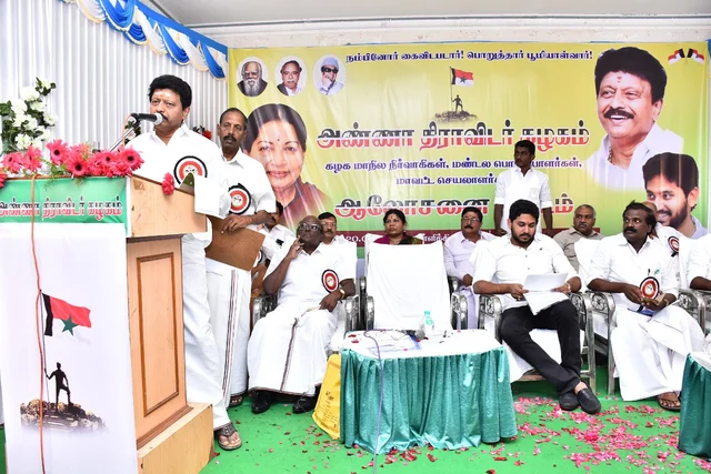 ஆலோசனைக் கூட்டத்தில் பேசும் திவாகரன்