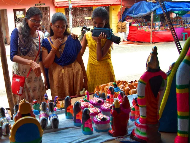 கொலு பொம்மைகளை தேர்ந்தெடுக்கும் பெண்கள்