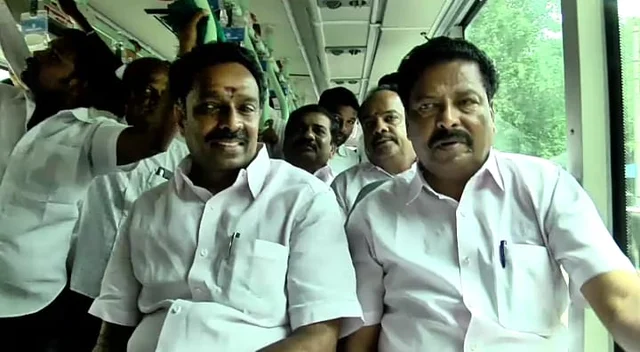 பேருந்தில் பயணிக்கும் எம்.ஆர்.விஜயபாஸ்கர்