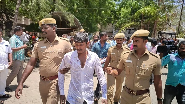 போலீஸ் பாதுகாப்பில் சண்முகசுந்தரம்
