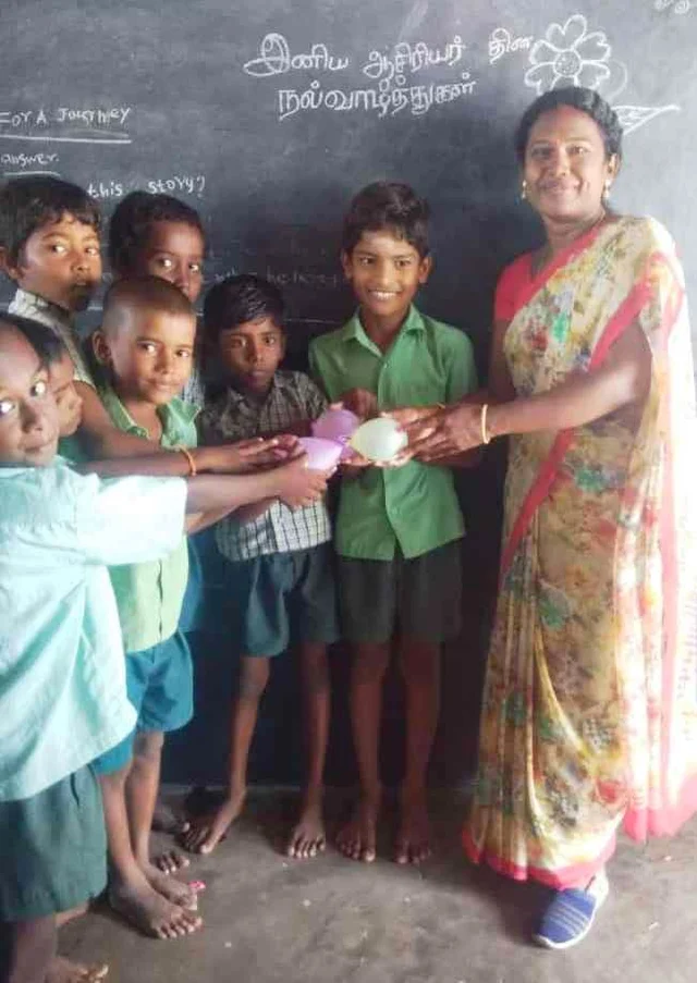 பரிசளிக்கும் மாணவர்கள்