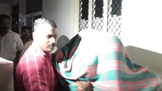 உதித்சூர்யாவை அழைத்துச் செல்லும் போலீஸ்