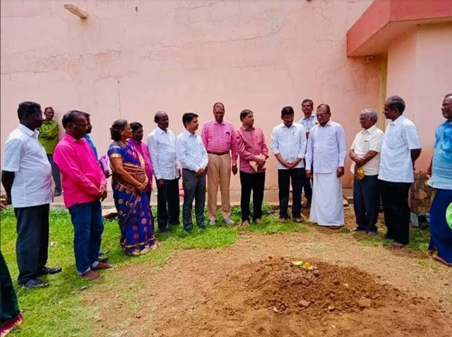 நூலகத்துக்கு அடிக்கல்