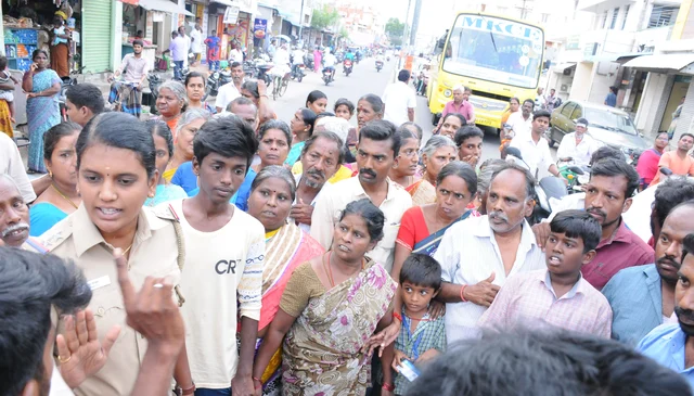 கொலை செய்வரை கைது செய்ய வலியுறுத்தி சாலைமறியல் நடத்தியபோது..