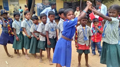 விளையாடும் மாணவர்கள்