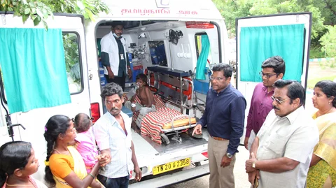 கோவிந்தராஜை ஆம்புலன்ஸில் அனுப்பிவைத்த ஆட்சியர் கந்தசாமி