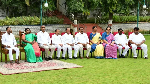 ஆளுநருடன் தெலங்கானா அமைச்சரவையின் ஒரு பகுதியினர்