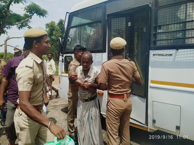 தீக்குளிக்க முயன்ற முதியவர்